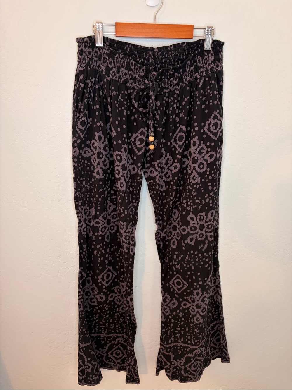 Rip Curl Black Patterned Pull-On Lounge Pants with Gray Print